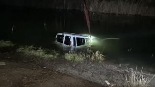 Eski�ehir'de korkutan kaza: Otomobil Porsuk �ay�'na d��t�