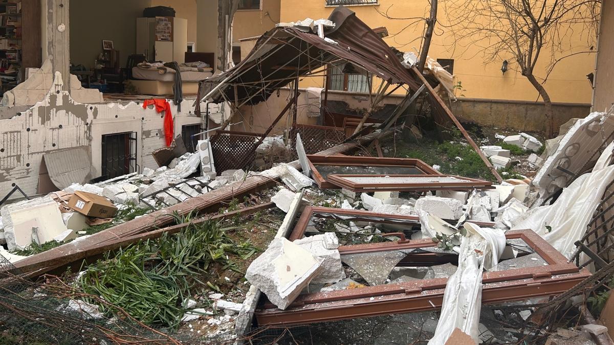 �stanbul'da do�al gaz patlamas�! Sokak sava� alan�na d�nd�