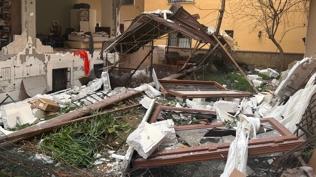 �stanbul'da do�al gaz patlamas�! Sokak sava� alan�na d�nd�