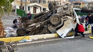 Kamyonet devrildi! S�r�c� ile kasadaki in�aat i��isi hayat�n� kaybetti