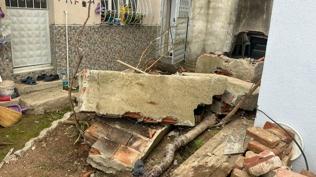 U�ak'ta y�k�m kazas�... Duvar�n alt�nda kalan ki�i yaraland�