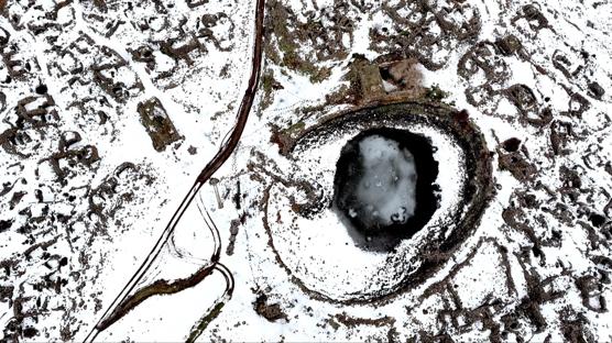 47 y�l �nce terk edilmi�ti: Eski k�y kar alt�nda g�r�nt�lendi