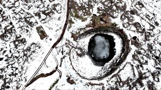 47 y�l �nce terk edilmi�ti: Eski k�y kar alt�nda g�r�nt�lendi