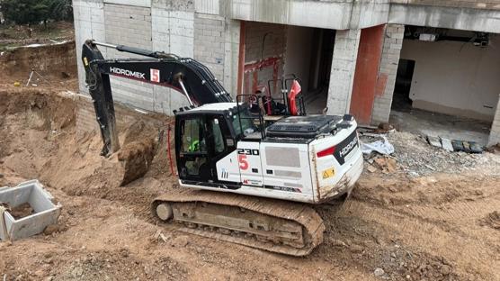 Ad�yaman'da feci kaza: �� makinas�yla duvar aras�nda s�k��an i��i hayat�n� kaybetti