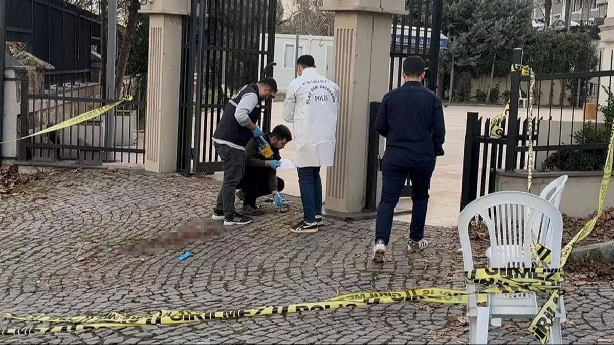 Annesinin cenazesinde karde�ini �ld�rd�: Savunmas� pes ettirdi