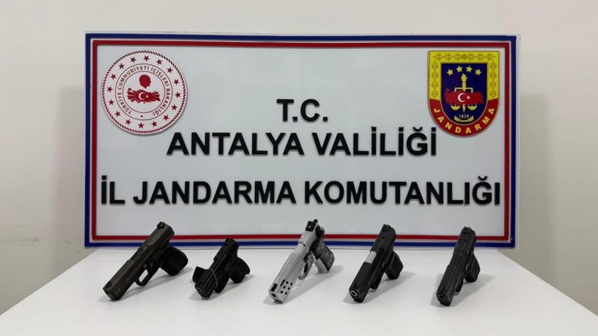 Antalya'da ruhsats�z silah operasyonunda 4 ki�i yakaland�
