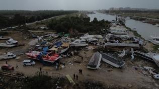 Antalya'y� f�rt�na vurdu: �at�lar u�tu, seralar zarar g�rd�