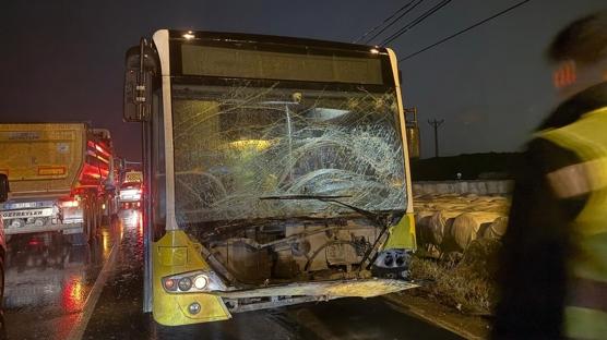 Arnavutk�y'de �ETT otob�s� ile otomobil �arp��t�: 1 ki�i hayat�n� kaybetti