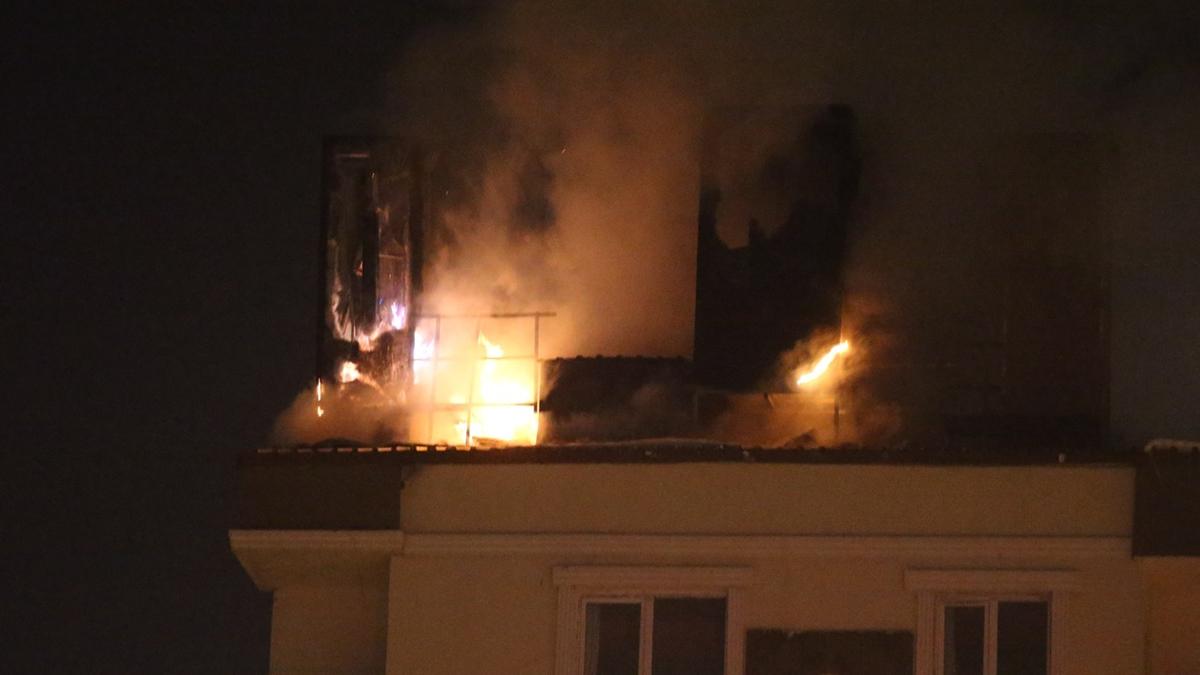 Kars'ta 6 katl� binada yang�n... Alevler b�y�meden s�nd�r�ld�