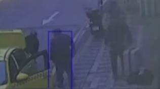 Gen� kad�n�n ba��na �t�yle vurup b��aklam��