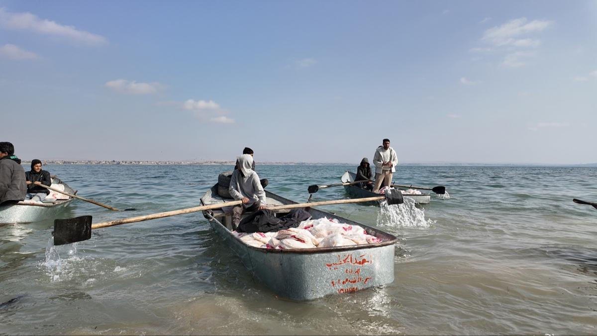 Aynularab'a yardım teknelerle ulaştırıldı