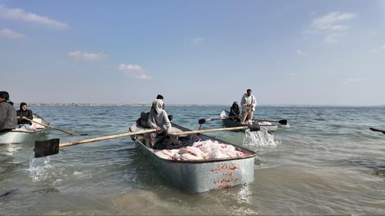 Aynularab'a yard�m teknelerle ula�t�r�ld�