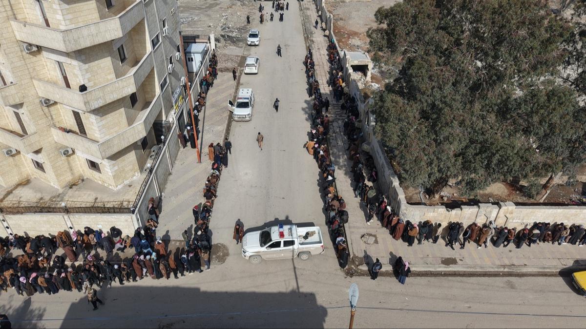 YPG'liler silahlar�n� Suriye ordusuna teslim ediyor