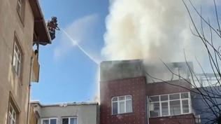 Esenler'de korkutan yang�n: Alevler �at�y� sard�