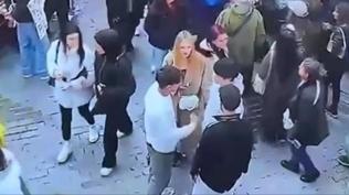 �stanbul'un g�be�inde �inli turiste hanut�u daya��! Tekme tokat d�v�ld�