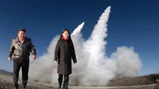 Kuzey Kore'den g�vde g�sterisi: Yeni roket sistemi test edildi