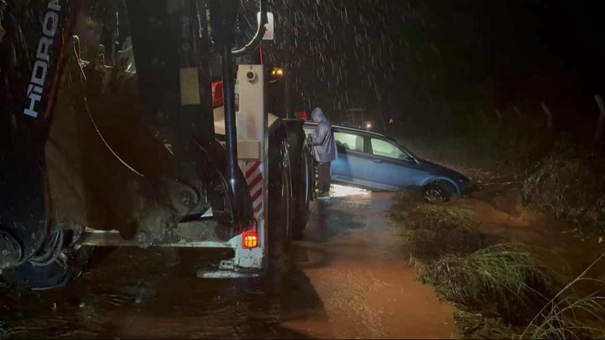 Marmaris'te altyap� alarm veriyor: Sa�anak il�eyi fel� etti ara�lar suda mahsur kald�