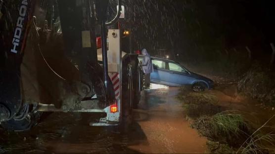 Marmaris'te altyap� alarm veriyor: Sa�anak il�eyi fel� etti ara�lar suda mahsur kald�