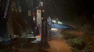 Marmaris'te altyap� alarm veriyor: Sa�anak il�eyi fel� etti ara�lar suda mahsur kald�