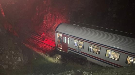 Bal�kesir'de toprak kaymas�:  1 vagon raydan ��kt�