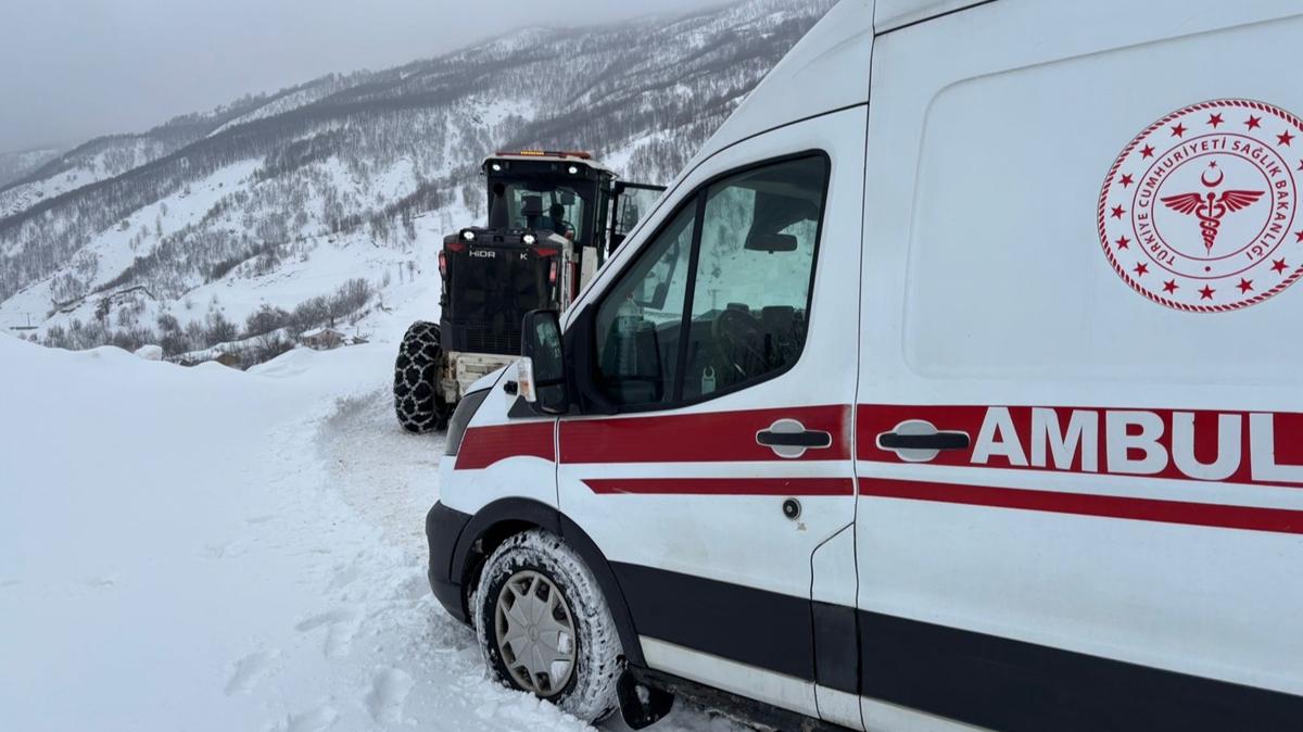 Bing�l'de yolu kapanan k�ylerdeki hastalar ekiplerin �al��mas�yla hastaneye ula�t�r�ld�