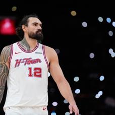 Houston Rockets'tan k�t� haber! Steven Adams sezonu kapatt�