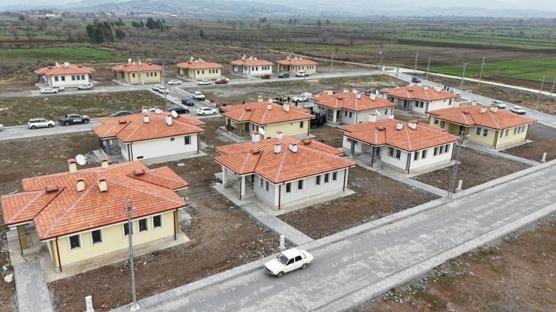 Osmaniye'de depremin yaralar� sar�l�yor: K�y evleri teslim edildi