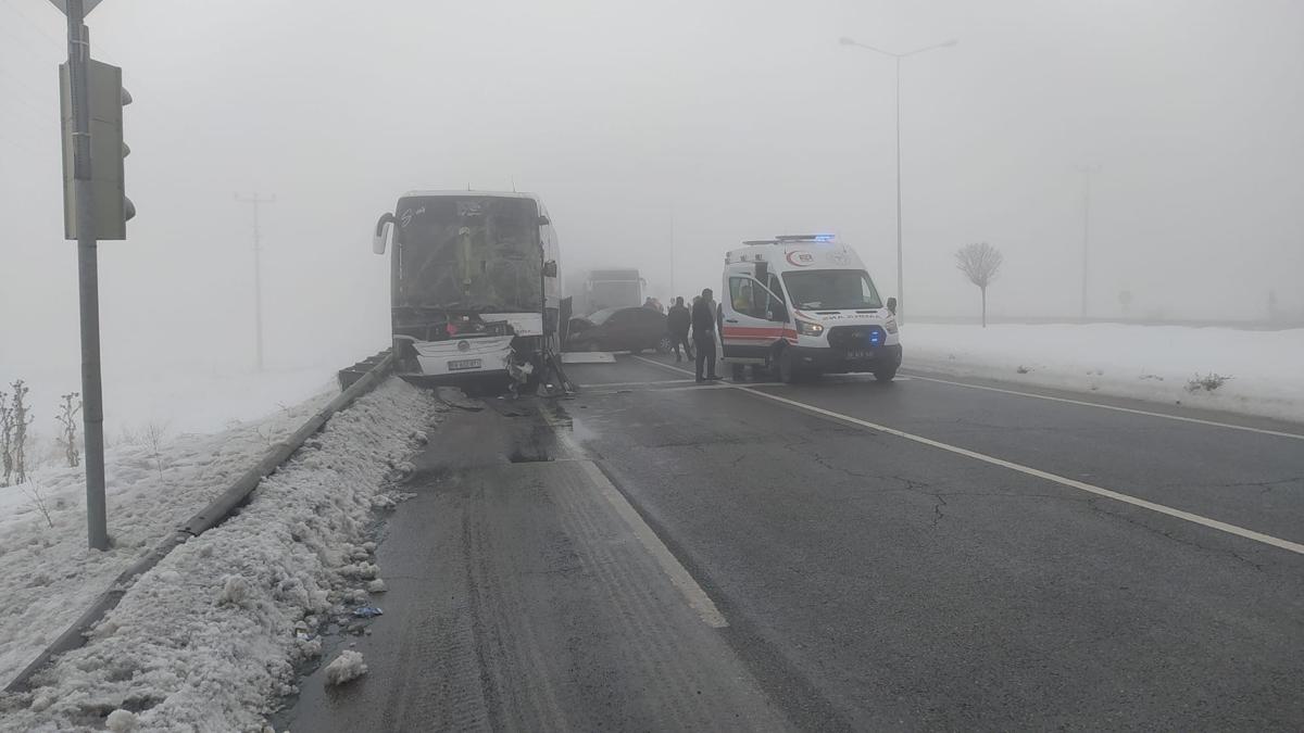 Sivas'ta zincirleme trafik kazas�: Ekipler olay yerinde