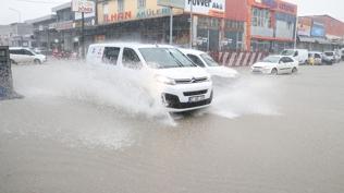 Adana sele teslim: Cadde ve sokaklar göle döndü