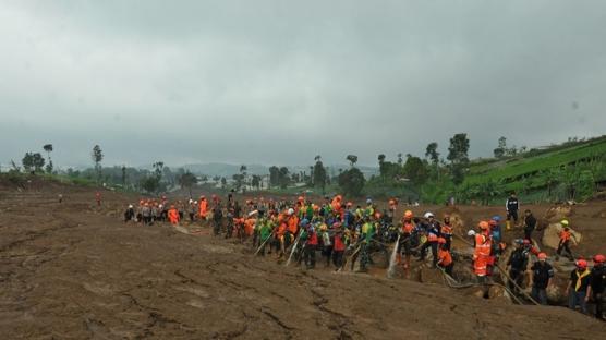 Endonezya'da arama çalışmaları sürüyor: Ölü sayısı artıyor