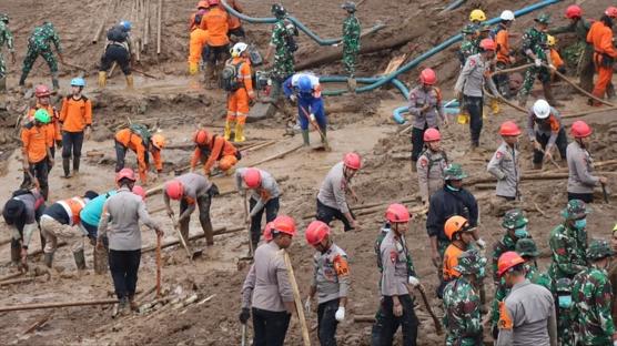 Endonezya'da heyelan facias�: Can kayb� artt�