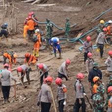 Endonezya'da heyelan facias�: Can kayb� artt�
