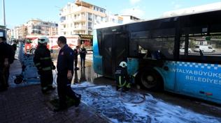 Faciadan d�n�ld�: Seyir halindeki otob�s alevlere teslim oldu