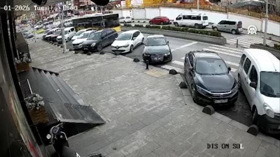 Yolcu dolu otob�s park halindeki otomobilleri bi�ti