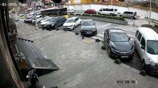 Yolcu dolu otob�s park halindeki otomobilleri bi�ti