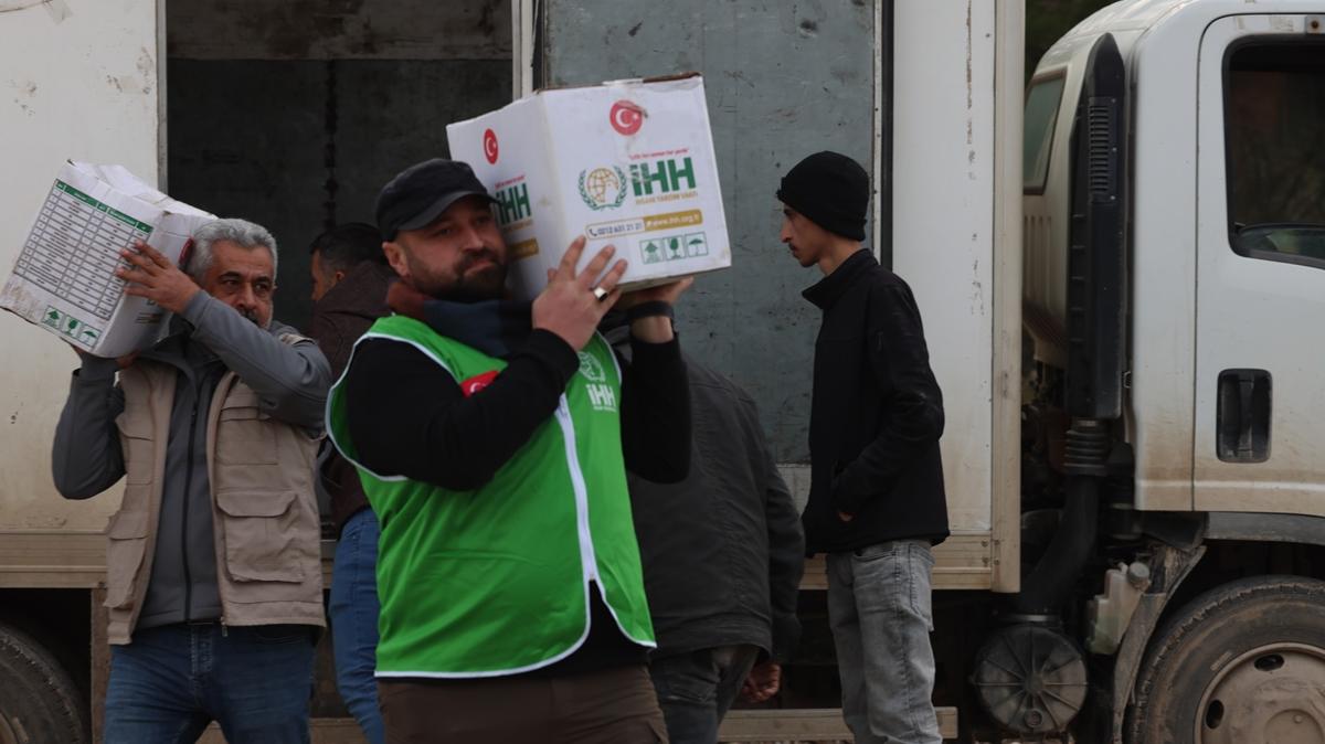 �HH'dan Suriye'ye yard�m eli: 972 t�r dolusu malzeme g�nderildi