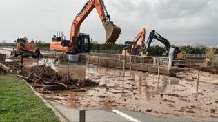 Mersin sele teslim: Dereler ta�t�, ara�lar sular alt�nda