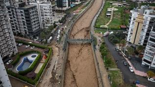 Mersin sele teslim: Dereler taştı, araçlar sular altında