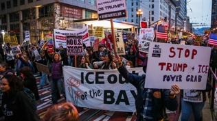 ABD'de Trump'a protestolar b�y�yor: Binlerce ki�i ak�n etti