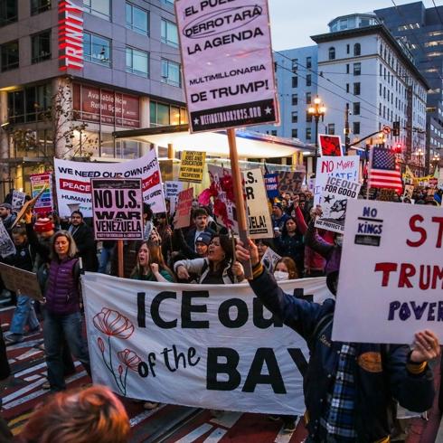 ABD'de Trump'a protestolar b�y�yor: Binlerce ki�i ak�n etti