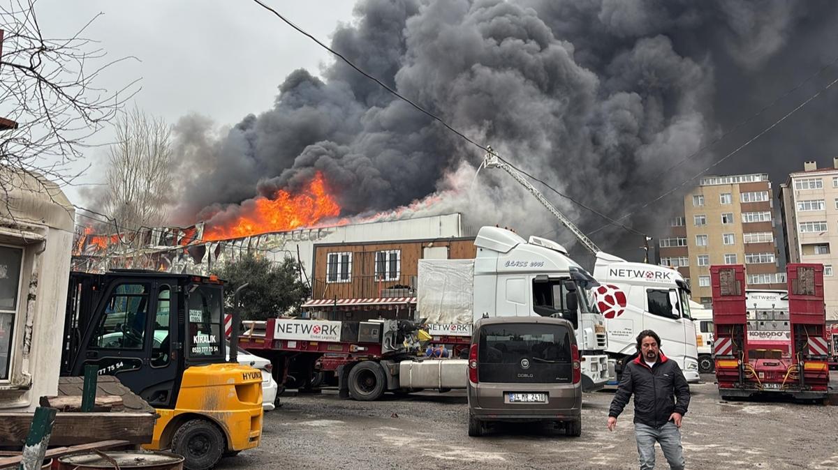 �� yeri alevlere teslim oldu: Ata�ehir'de korkutan yang�n