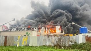 Ata�ehir'de korkutan yang�n: Ekipler olay yerinde