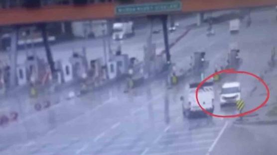 Otoyolda ak�l almaz g�r�nt�! Gi�elerde facian�n e�i�inden d�n�ld�