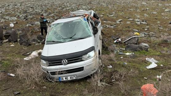 Turistleri ta��yan ara� �arampole devrildi: �l� ve yaral�lar var