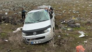 Turistleri ta��yan ara� �arampole devrildi: �l� ve yaral�lar var