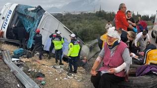 Son dakika... Antalya'da yolcu otobüsü devrildi: 8 kişi hayatını kaybetti, çok sayıda yaralı var