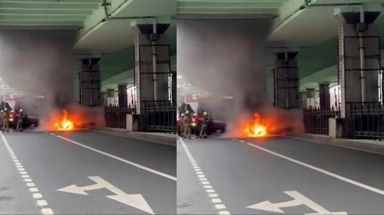 �stanbul'un g�be�inde korkutan olay! Seyir halindeki ara� alev alev yand�