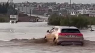 Göle dönen yola aldırış etmedi