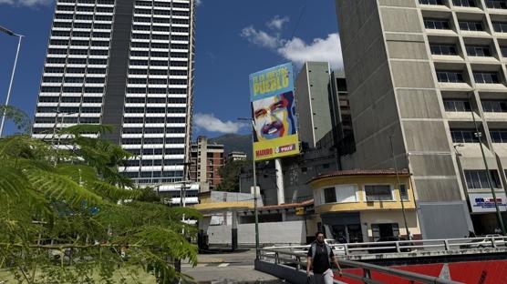 Venezuela'da otoyola Maduro ve e�i i�in afi�