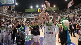 Yukatel Merkezefendi evinde Anadolu Efes'i yendi